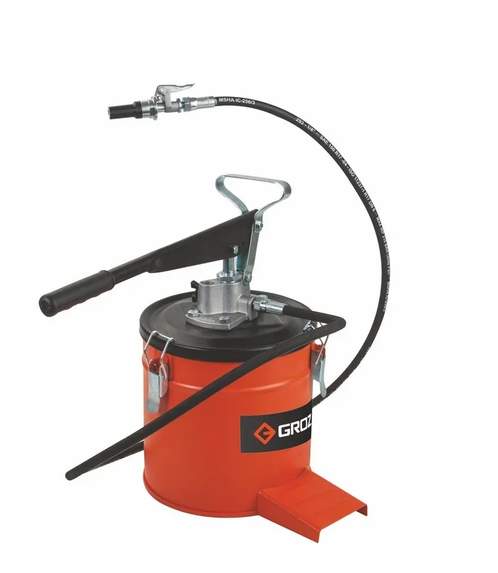 gro8082.webp GROZ GREASE HAND OPERATED PUMP WITH 3KG - Image 1