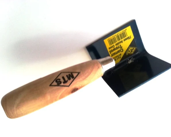 mts6245.webp MTS TROWEL CORNER INSIDE COVE WOOD HANDLE 75MM - Image 1
