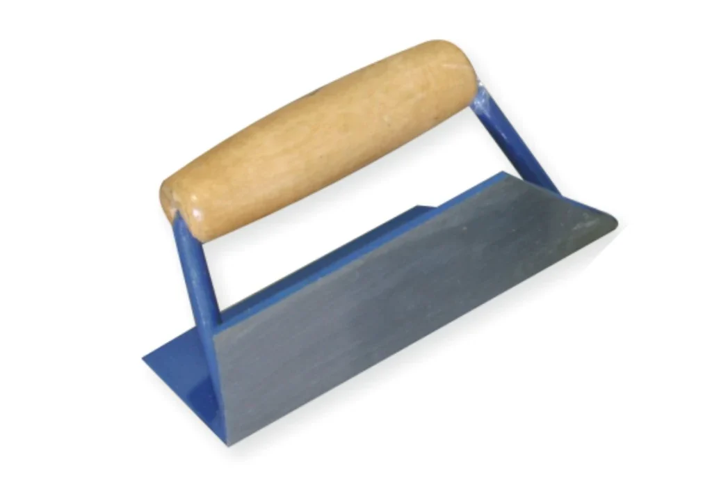 mts6249.webp MTS TROWEL CORNER INSIDE SHARP WOOD HANDLE 150MM - Image 1