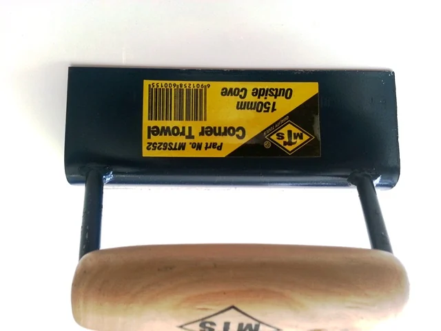 mts6252.webp MTS TROWEL CORNER OUTSIDE COVE WOOD HANDLE 150MM - Image 1