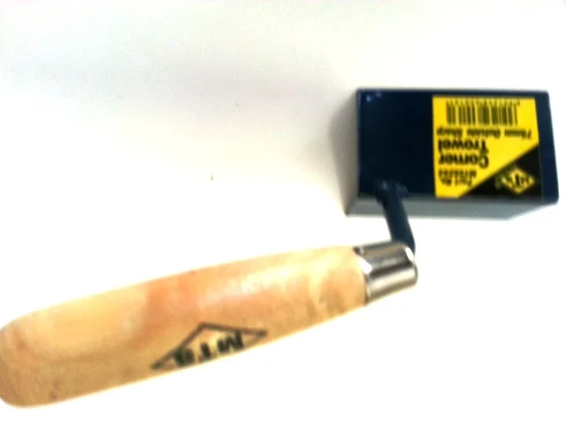 mts6254.webp MTS TROWEL CORNER OUTSIDE SHARP WOOD HANDLE 75MM - Image 1